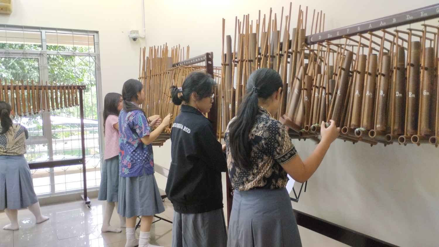 ANGKLUNG