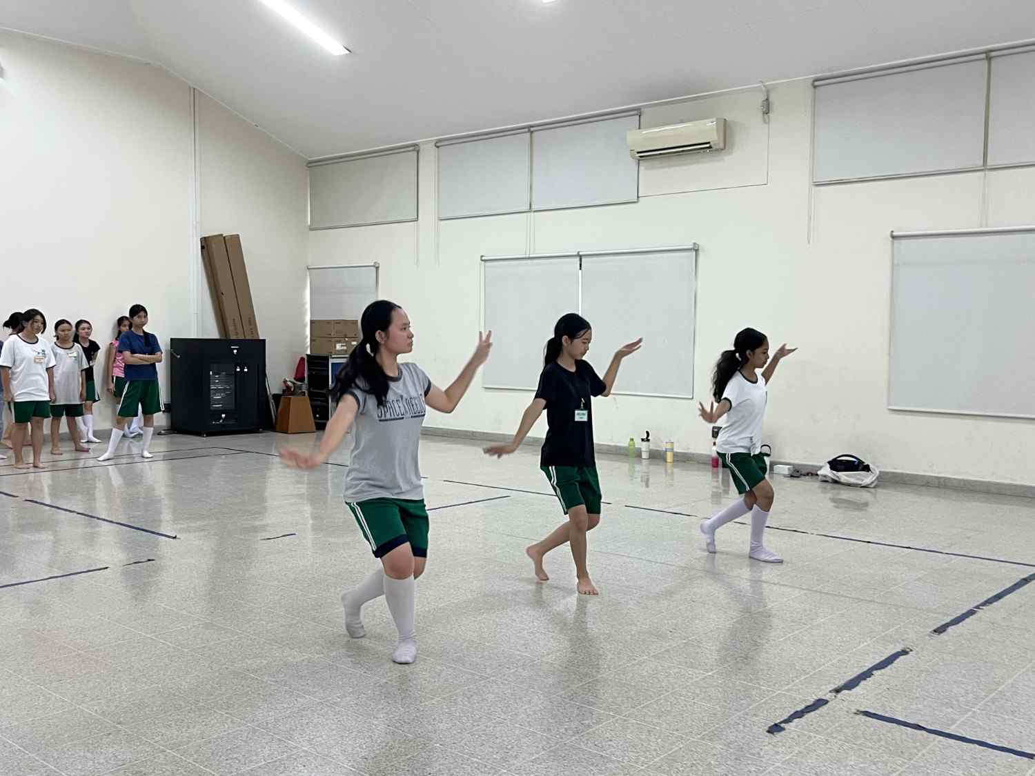 TARI TRADISIONAL