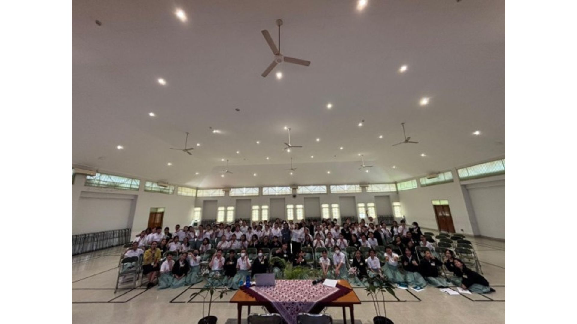 Belajar Bijak di Dunia Maya: Serunya Seminar Bermedia Sosial di SMP Santa Ursula BSD